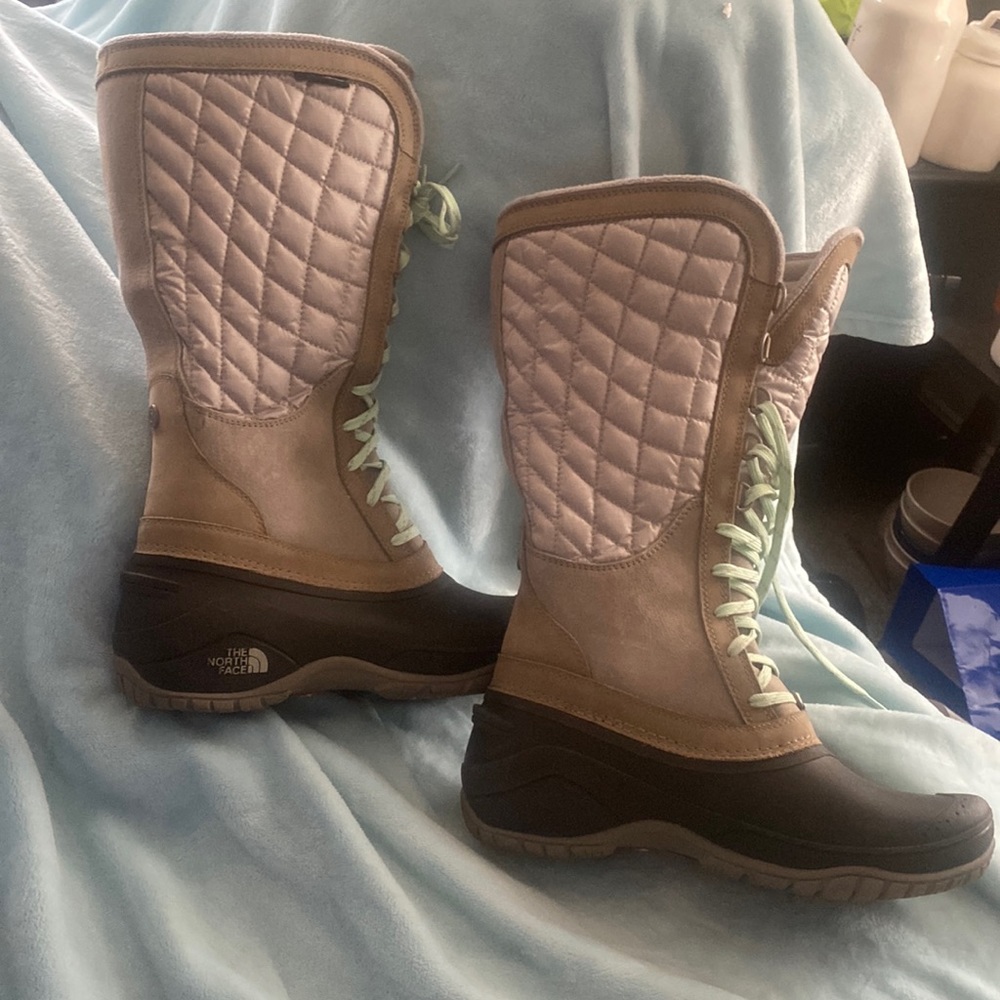 North face boots size 8